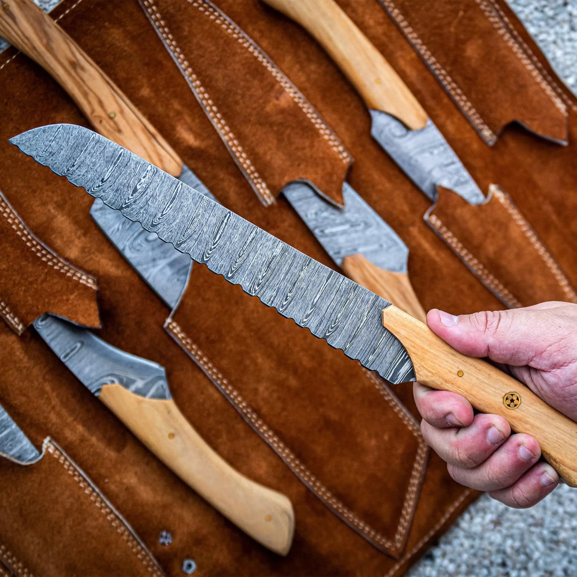 Kit De 6 Facas De Cozinha Artesanais Em Aço Damasco 256 Camadas Com Cabo De Madeira De Oliveira E Bolsa De Rolo De Couro Facas Artemano – Let's Eat It