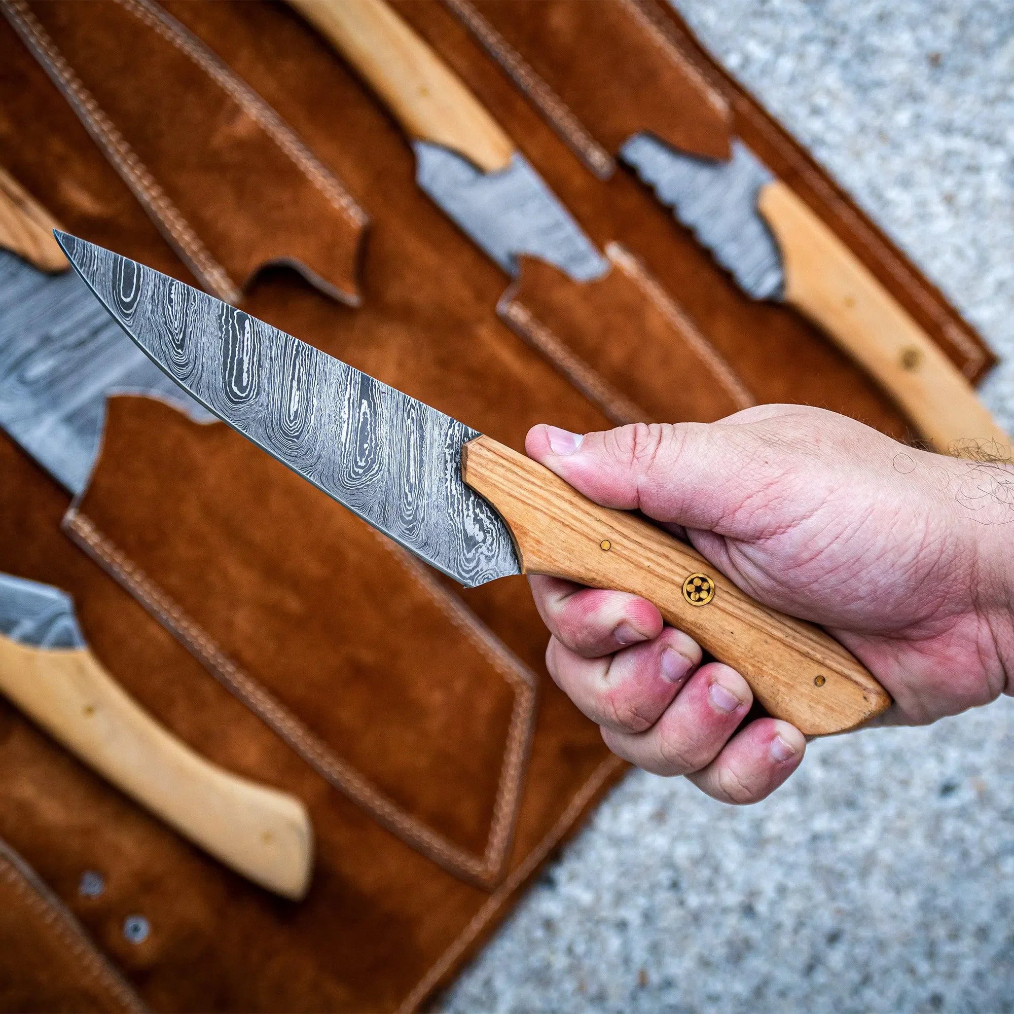 Kit De 6 Facas De Cozinha Artesanais Em Aço Damasco 256 Camadas Com Cabo De Madeira De Oliveira E Bolsa De Rolo De Couro Facas Artemano – Let's Eat It