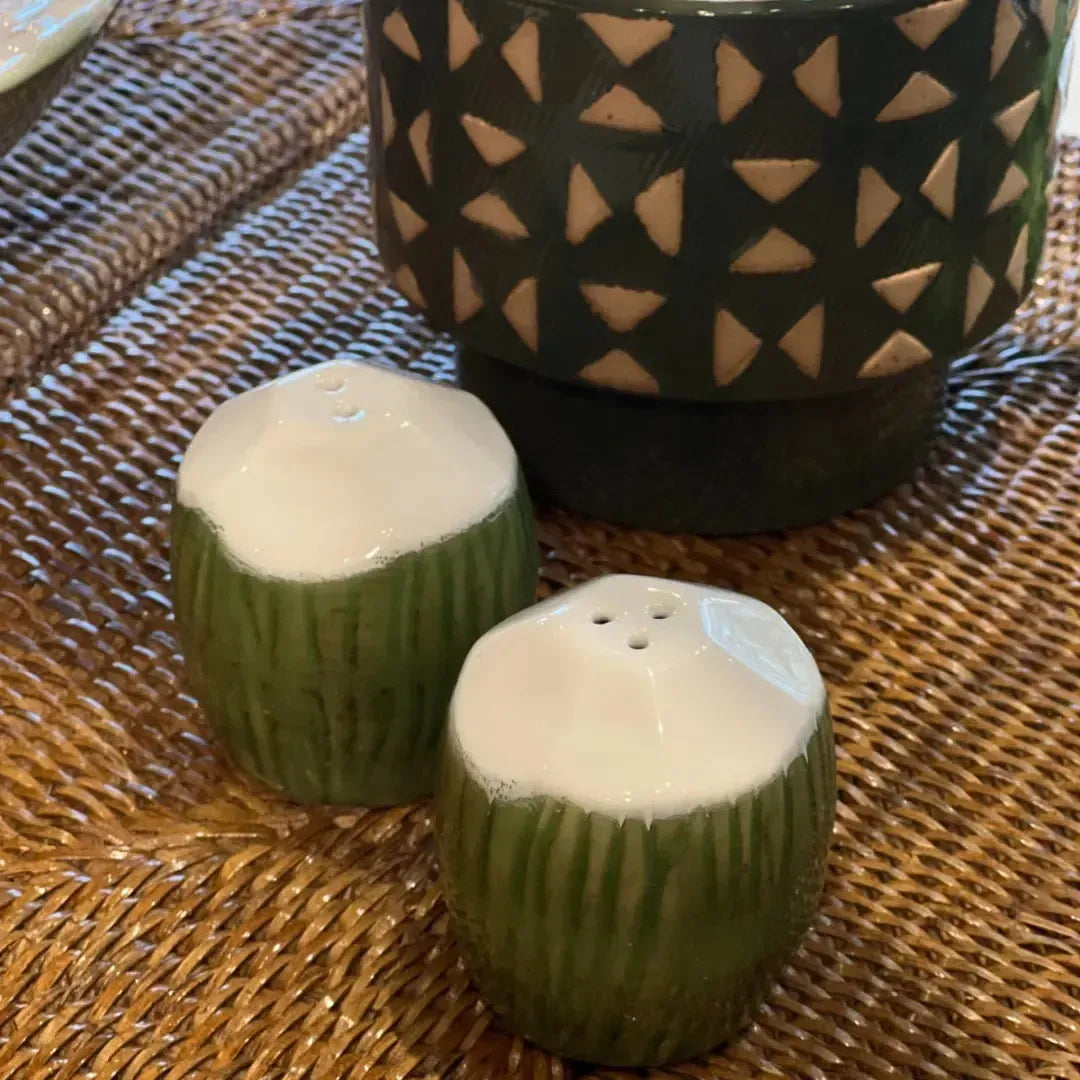 Kit com Saleiro e Pimenteiro Coco Cerâmica Trancoso Verde Maison Blanche