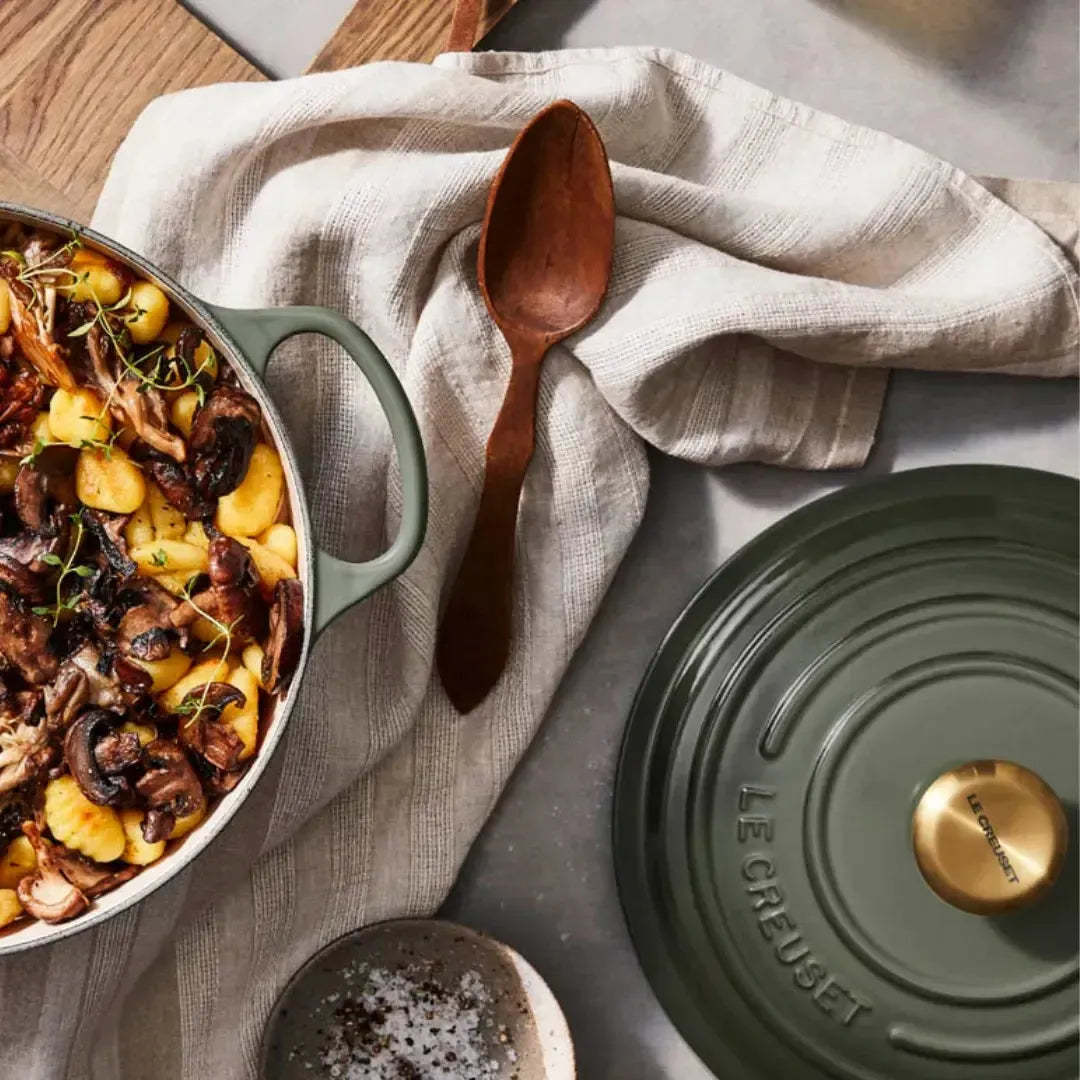 Panela Le Creuset Redonda Signature Thyme com Pegador Dourado 3,3L 22cm