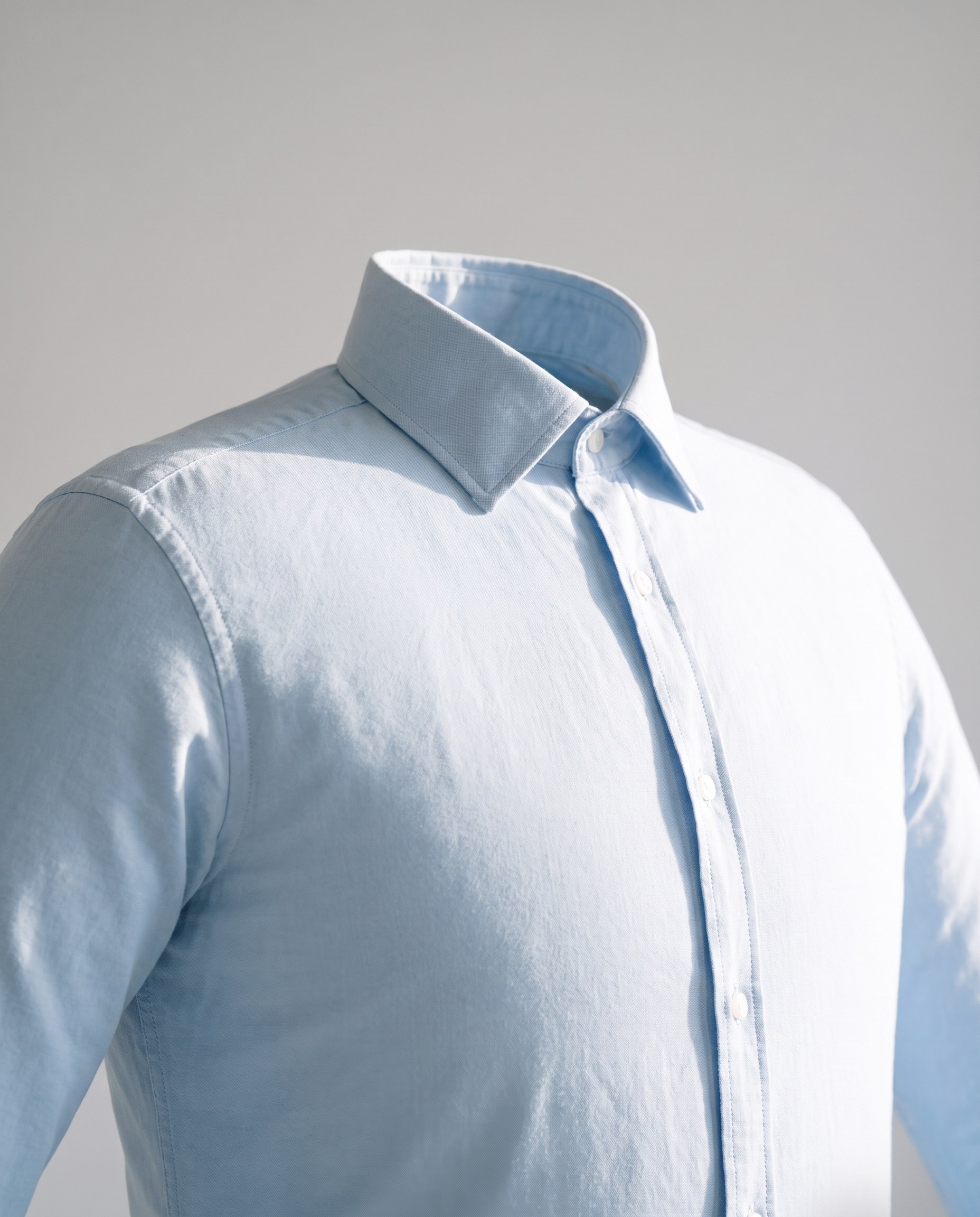 Detalhe do tecido da camisa completamente liso, sem vincos