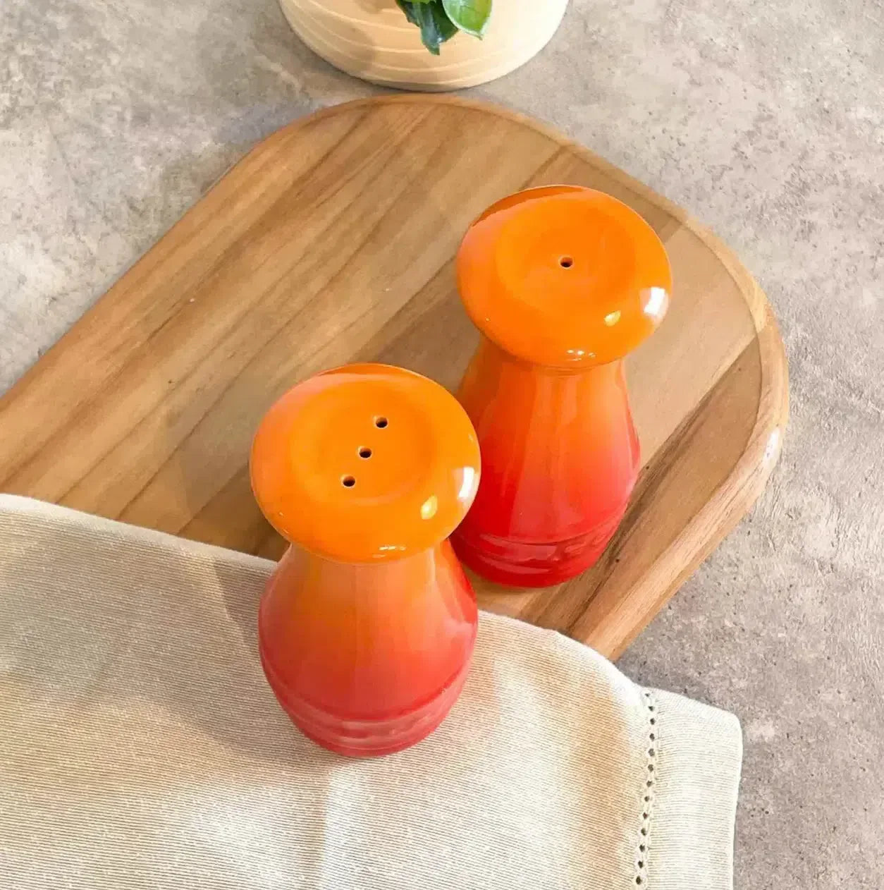 Kit com Saleiro & Pimenteiro Cerâmica Laranja 110ml Le Creuset
