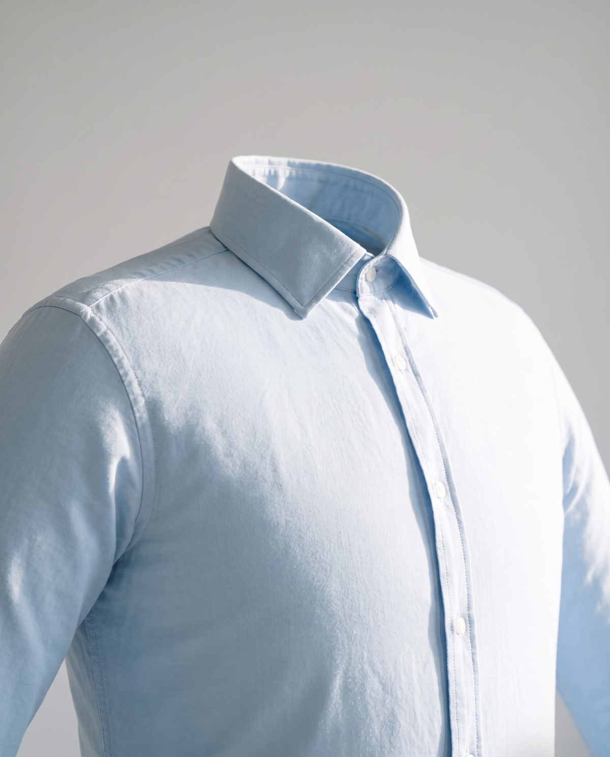 Detalhe do tecido da camisa completamente liso, sem vincos